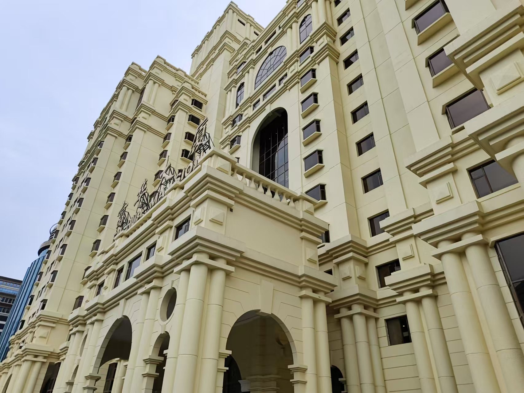 每一栋建筑都散发着浓浓的复古风情,而富华大厦,无疑是