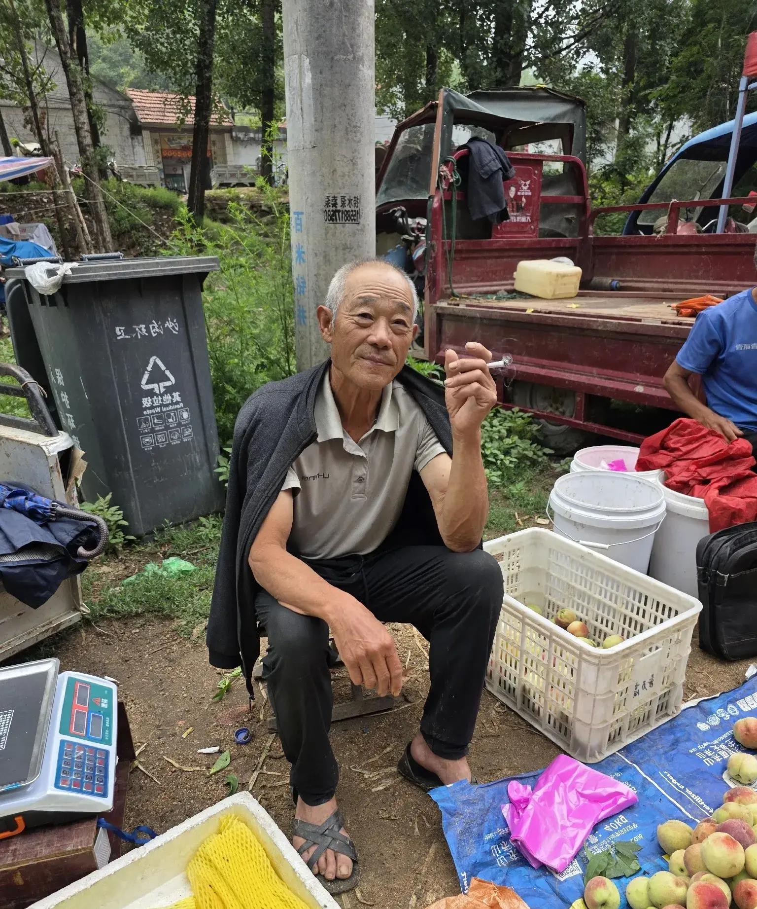 上一集给二嫂,三嫂买了裤子,我买的是4x,但集市