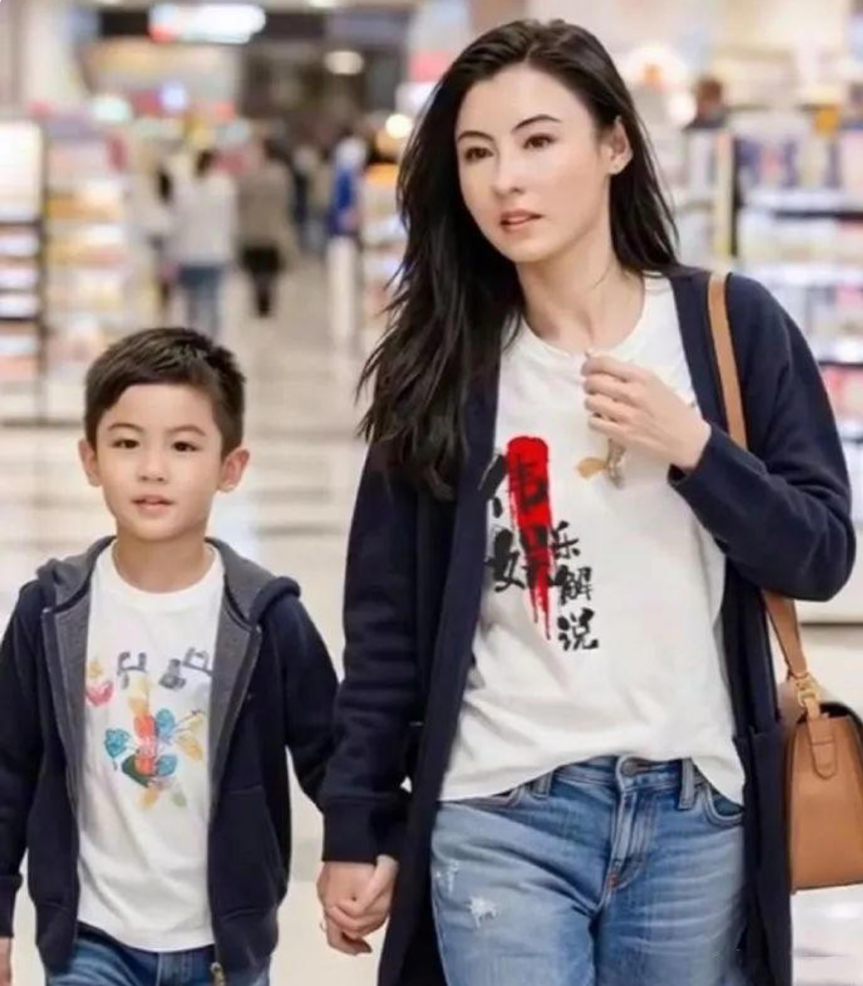 张柏芝三胎儿子近照曝光,6岁小王子五官俊朗眉眼超像妈妈,没想到张柏