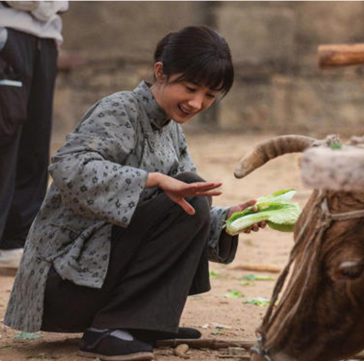 杨幂首演"村姑",这位在娱乐圈中屡创佳绩的演员,近期携新剧《生万物》