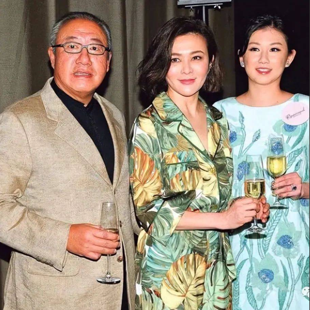 62岁关之琳与前男友马清伟罕见合体参加好友邱李茂琪的生日聚会,两人