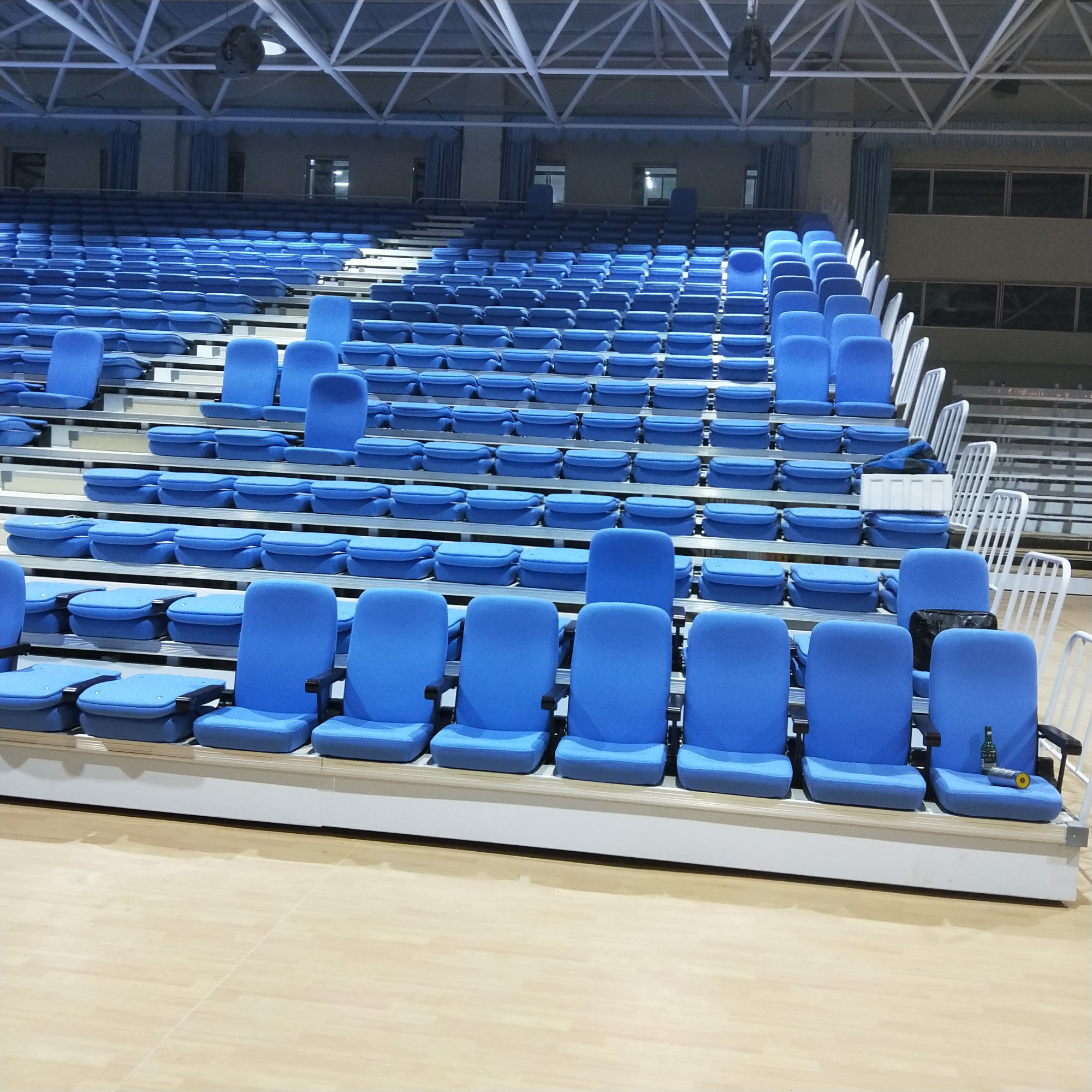 这个学校的体育场看台座椅设计超有特色