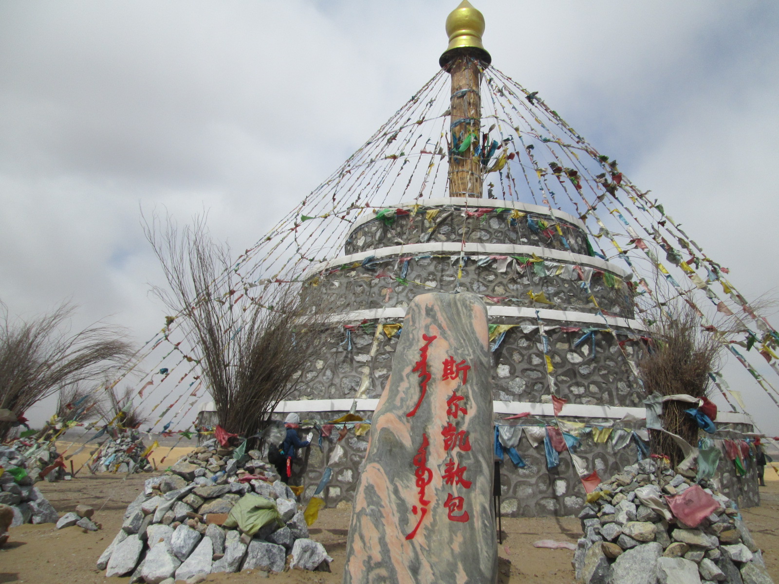 "敖包"是蒙古语里"堆子"的意思,最早是人们用石头,沙土或者树枝在路上