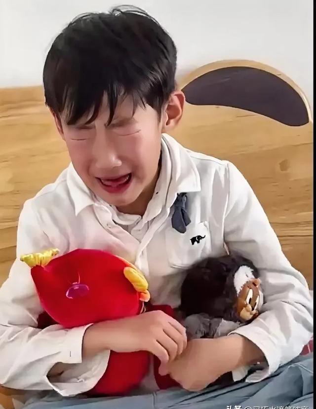 从家人更新的社媒能看到,小儿子糊糊哭的撕心裂肺,不舍爸爸离开