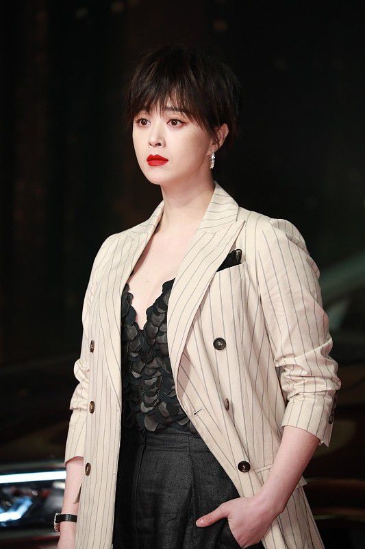 蒋欣剪了短发真时髦! 穿条纹西装配蕾丝连体裤,高级显气质!