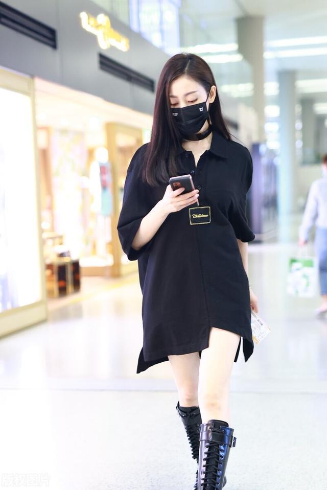张天爱对自己很自信! 穿黑色连衣裙配长靴,长腿纤细真抢镜!