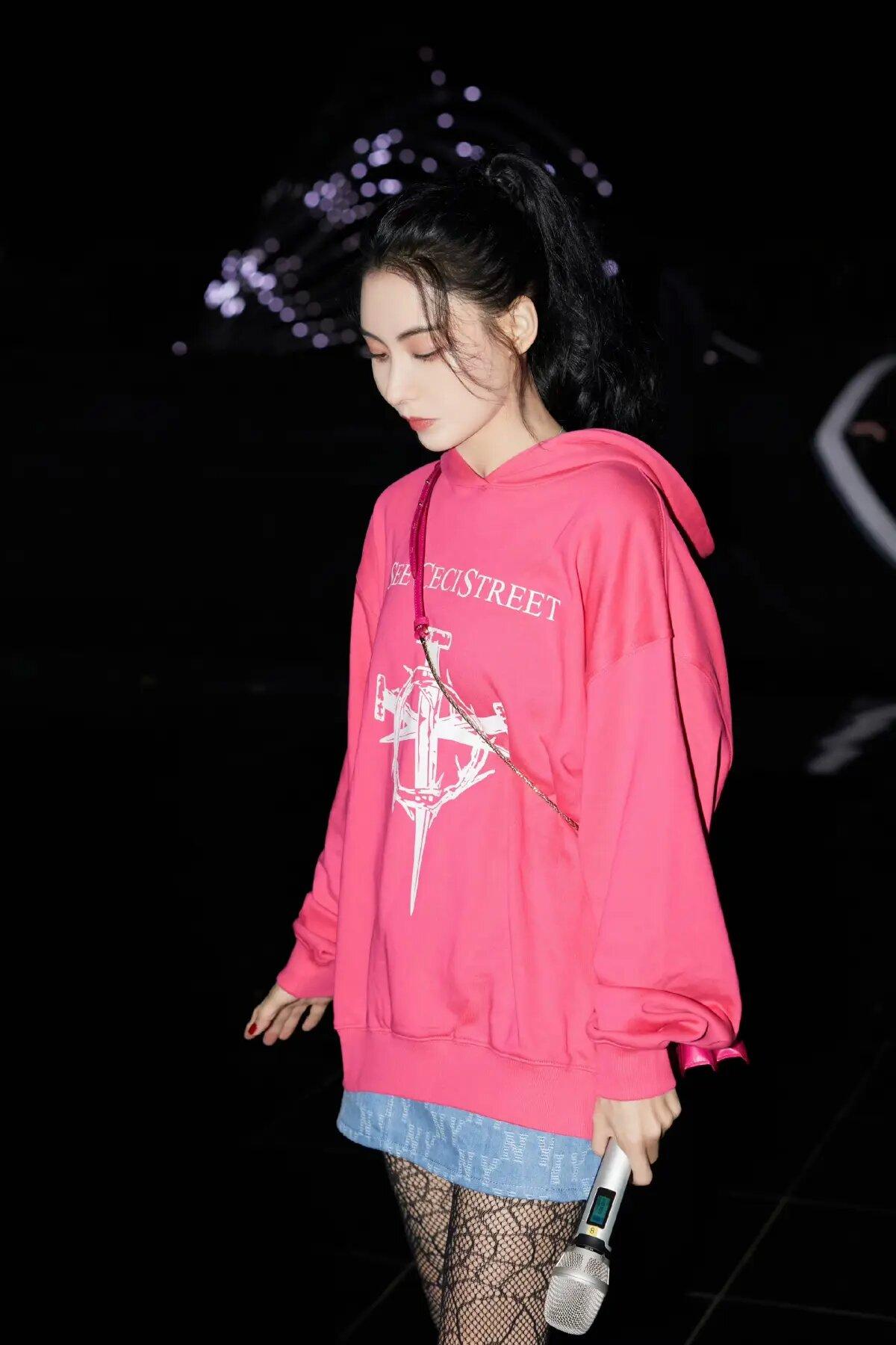 张柏芝一点也不服老! 穿玫红色色卫衣配丝袜,美回小姑娘样!