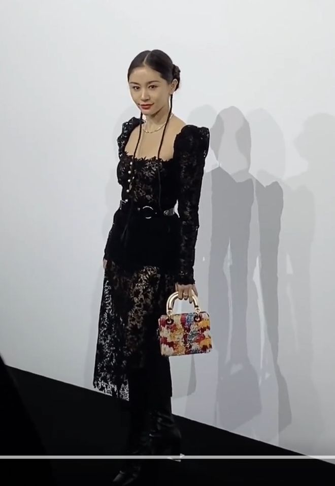 王子文又美出圈了! 一袭蕾丝透视裙优雅迷人,气质惊艳!