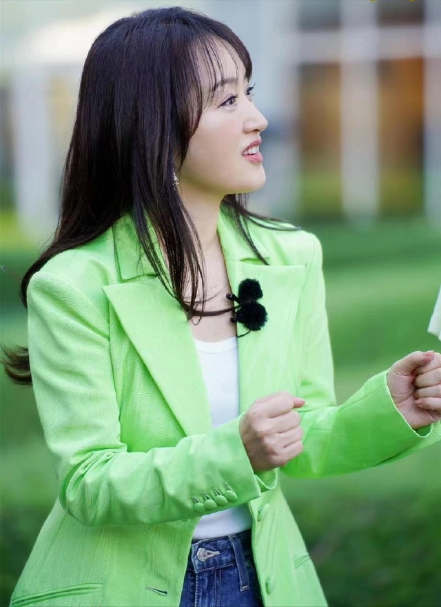 杨钰莹一点也不服老! 穿绿色西装配短裤时髦活力,"小鸟腿"好抢镜!