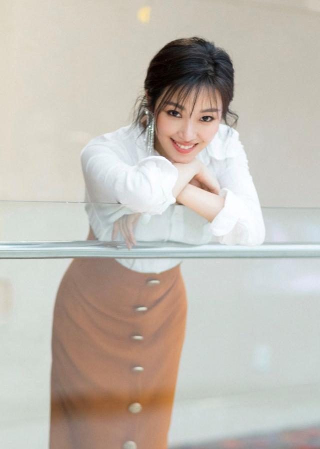 菅纫姿气质真绝了! 穿白衬衫配包臀裙,窈窕曲线真迷人!