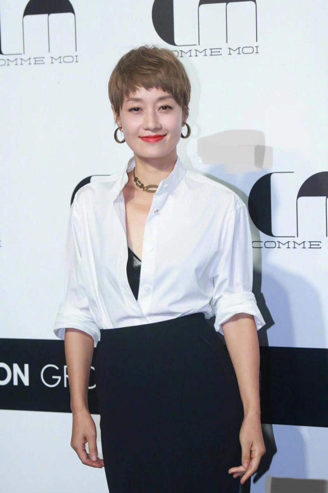 马伊琍的高级感不是吹的! 穿白衬衫配半身裙,短发造型气质惊艳!