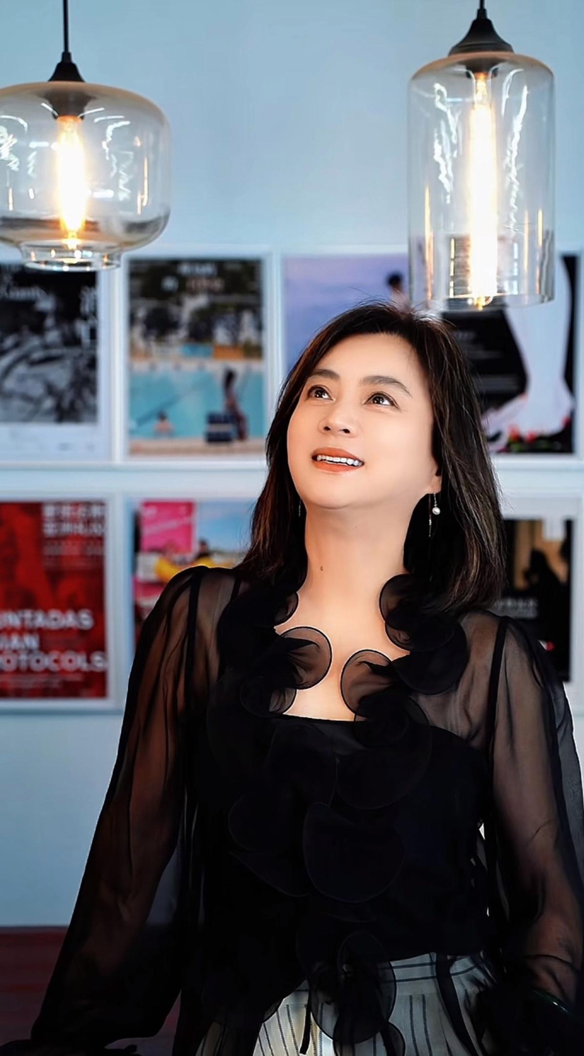 被李玲玉的老年状态惊艳了! 薄纱衬衫 条纹裤,优雅高级又显气质!