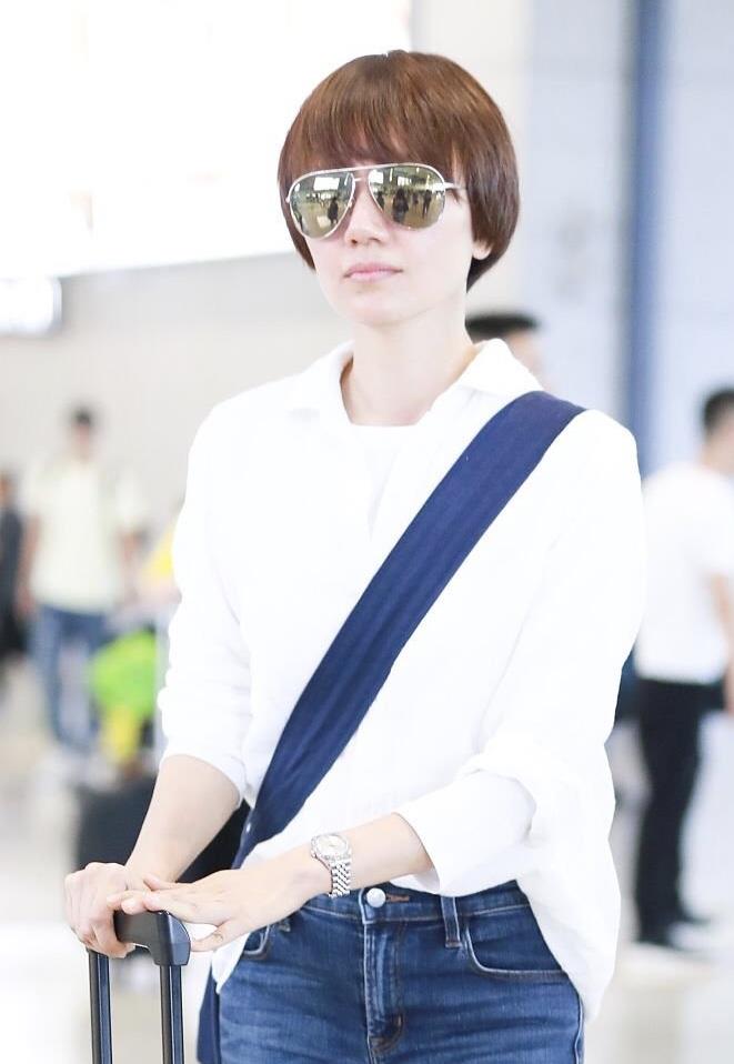 袁泉穿得越简约越高级! 白衬衫配紧身牛仔裤,气质随性大方!