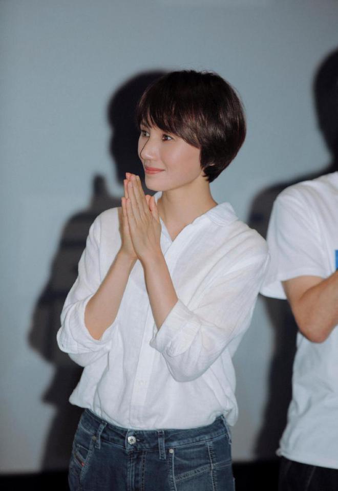 袁泉新剪了短发真时髦! 穿白衬衫配牛仔裤,简约随性又气质!