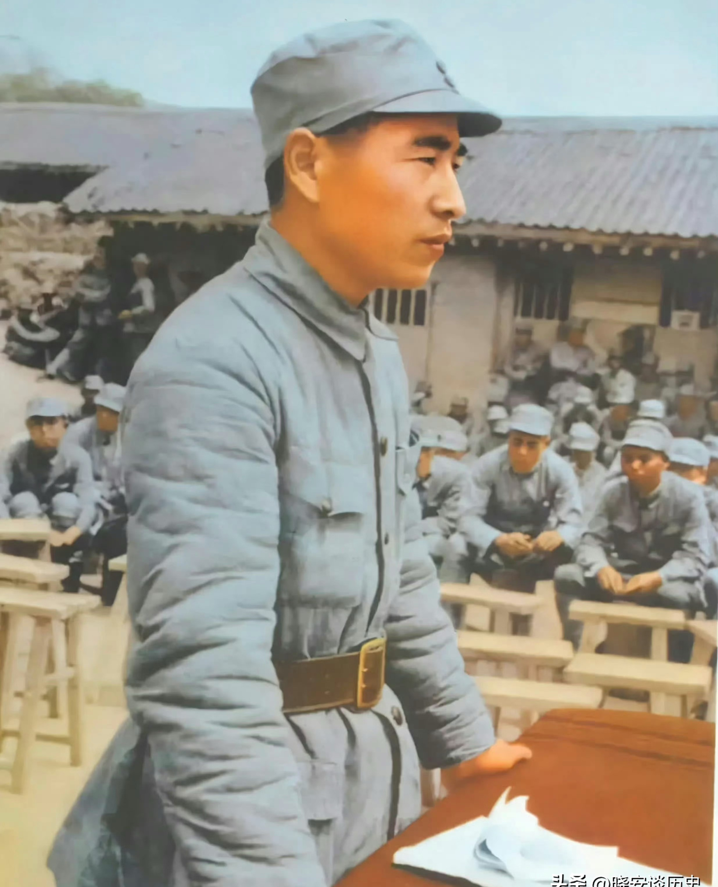 抗战时期,陕北延安,抗大林校长致辞时的照片,他也是抗大的首任校长