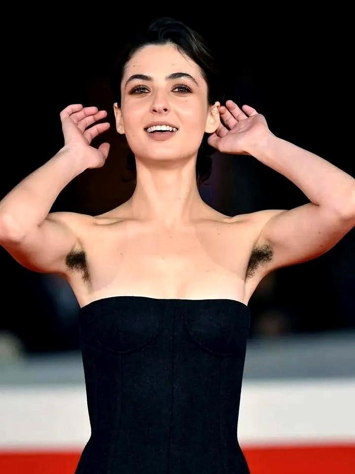 说真的,昨天在红毯上看到tecla顶着一身自然腋毛自信走秀,我当时就被