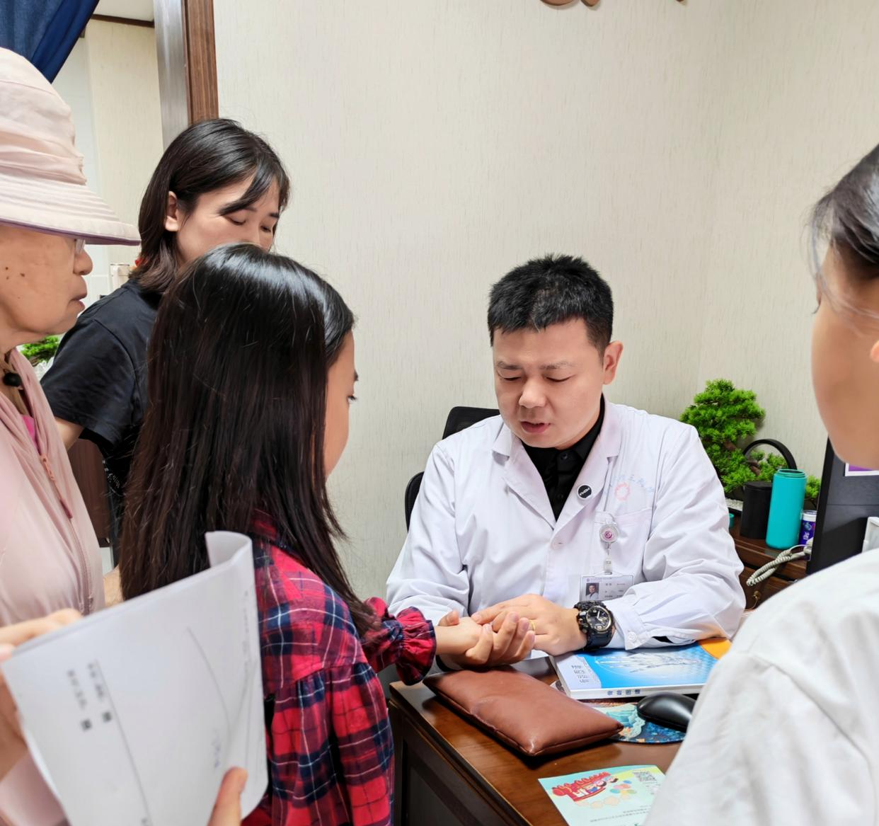 友谊医院代挂专家号加代问诊儿童就医哭闹安抚，配合度更高的简单介绍