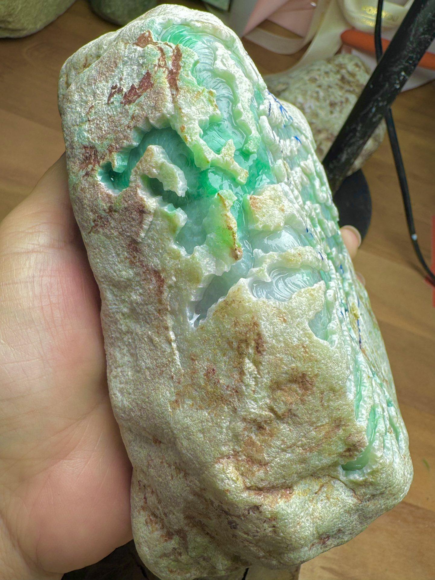 点击头像看直播# #翡翠原石#翡翠原石,表皮的色泽并非单一,有时过渡