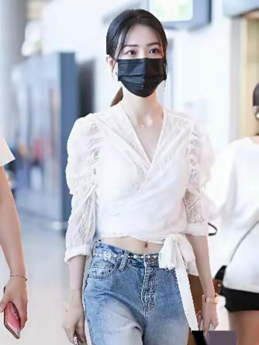 徐璐在机场的私服太赞啦!一件白色蕾丝上衣搭牛仔裤,那小蛮腰超吸睛!