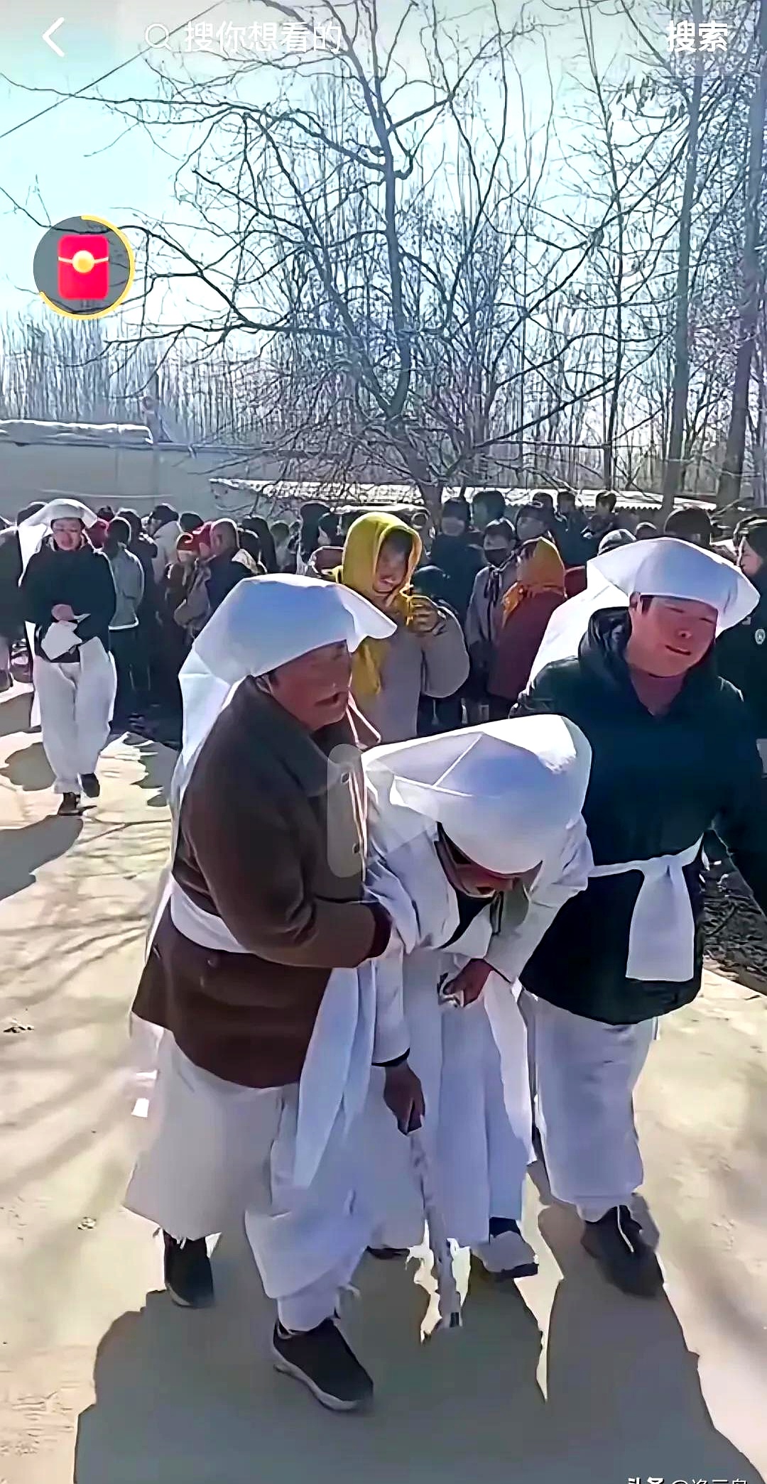 农哥叔叔出殡的场面挺大.孝子很多,霞姐也回来了.老张家兄弟都很能干