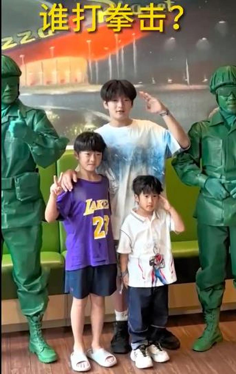 近日,拳王邹市明 在社交平台发视频称,被好多人问3个儿子有没有子承父