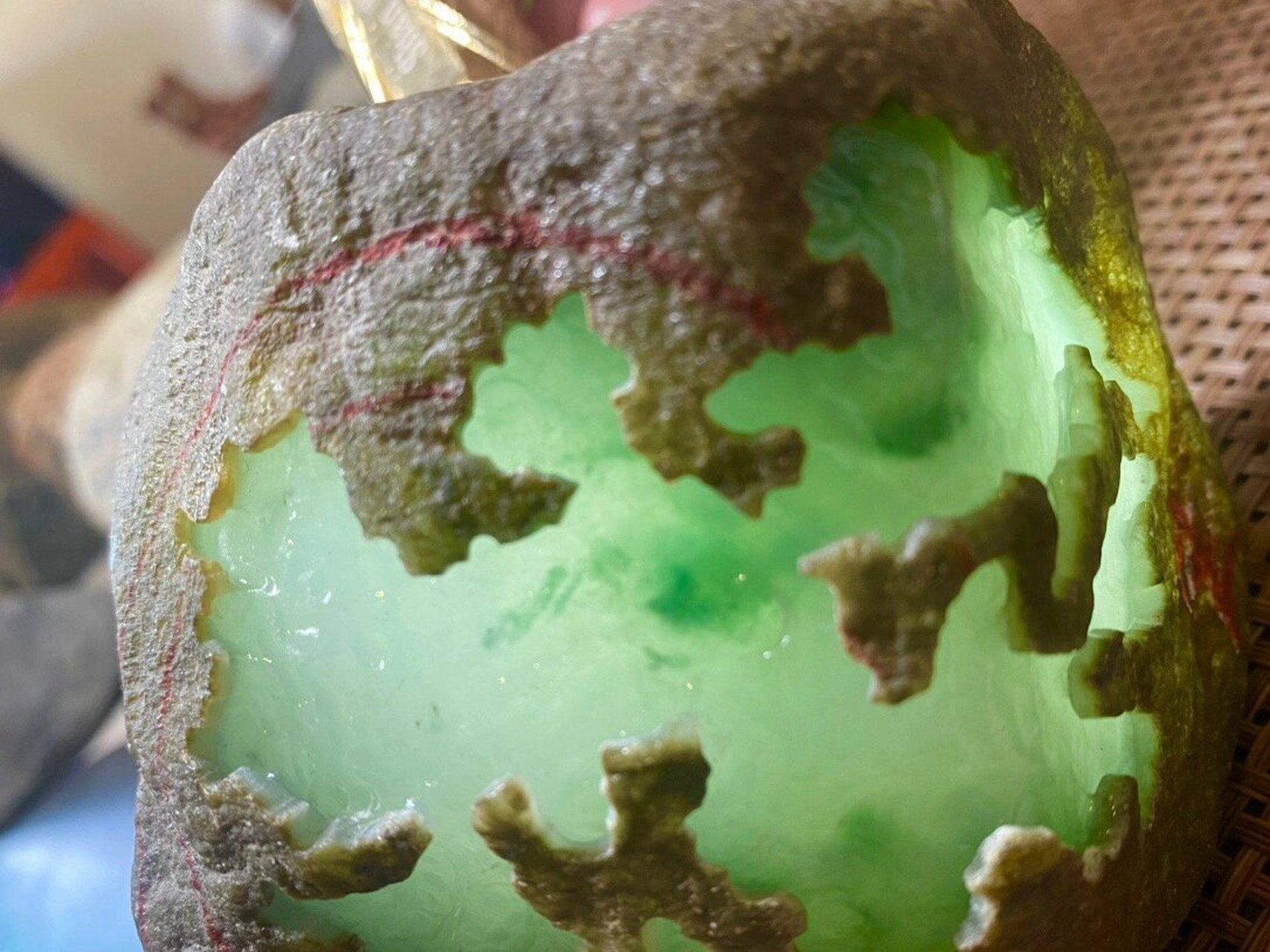 点击头像看直播# #翡翠原石#裂纹是翡翠原石中常见的瑕疵,对翡翠的