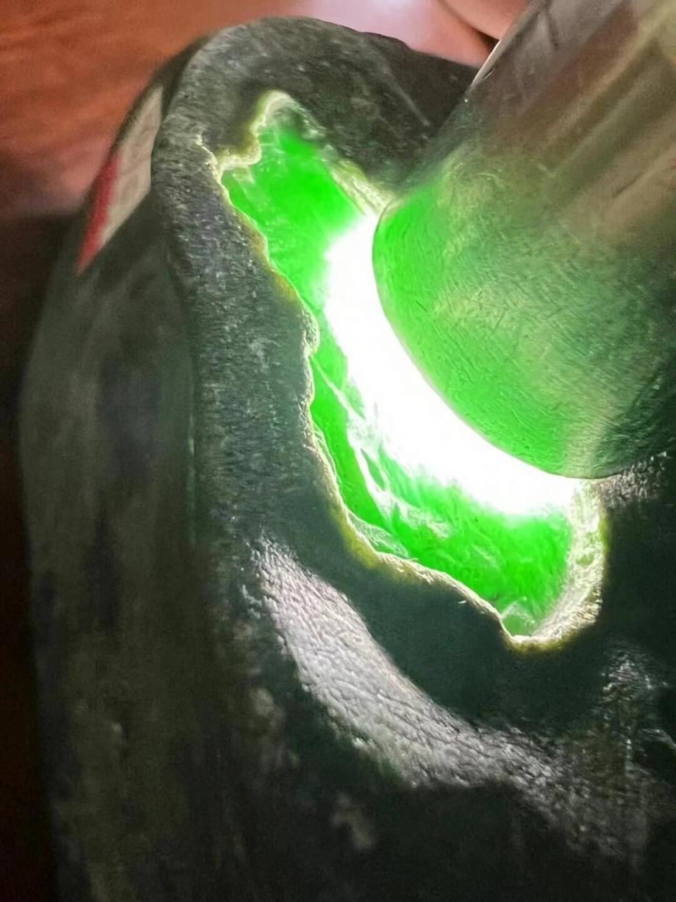 点击头像看直播# #翡翠原石#裂纹是翡翠原石中常见的瑕疵,对翡翠的