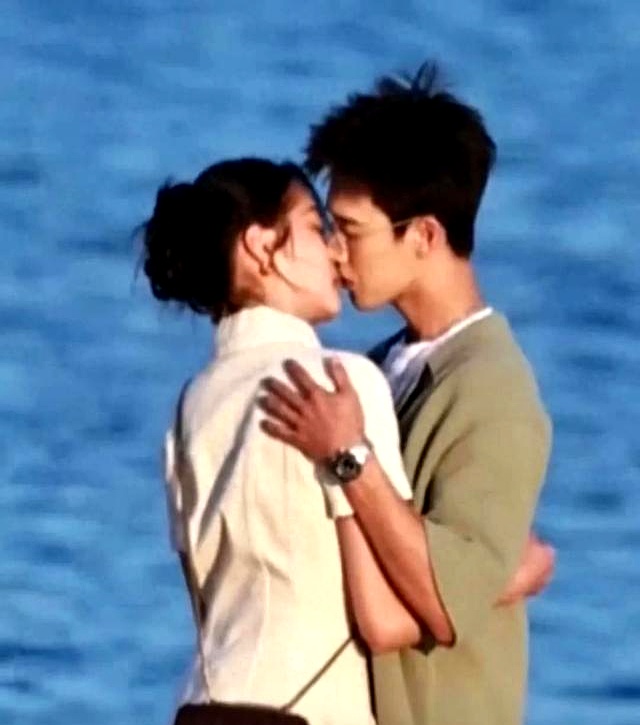 关晓彤和李昀锐在威海拍戏的吻戏路透视频突然在网上疯传