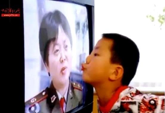 女孩父母强烈反对,可她还是嫁给了他.结婚后,女孩31年没做家务