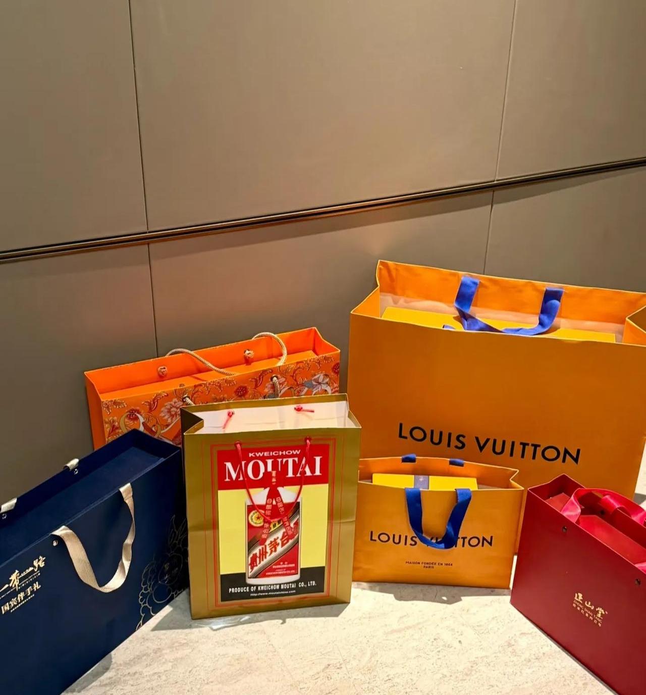 一堆奢侈品照片送男士生日奢侈品真实图片买豪华礼品的正月初一怎么过