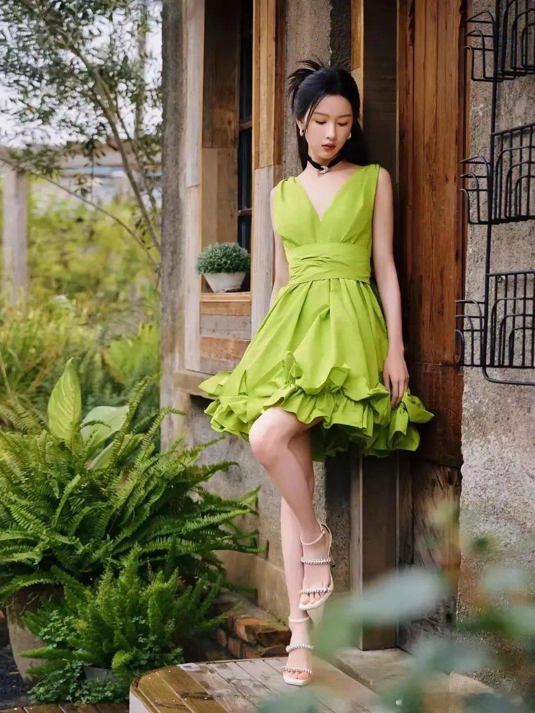 陈都灵168cm穿着荧光绿花苞裙更显白动态连更挑战
