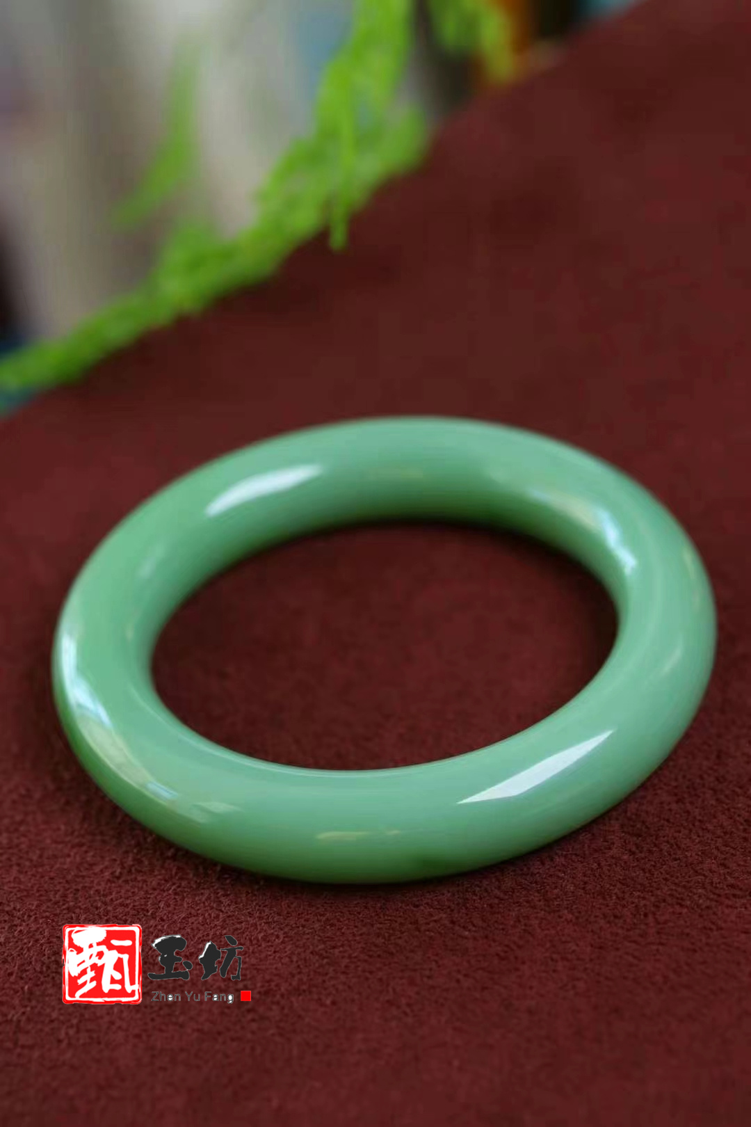 甄玉坊:和田玉粉青手镯——岁月静好,温柔陪伴 和田玉粉青手镯,如同