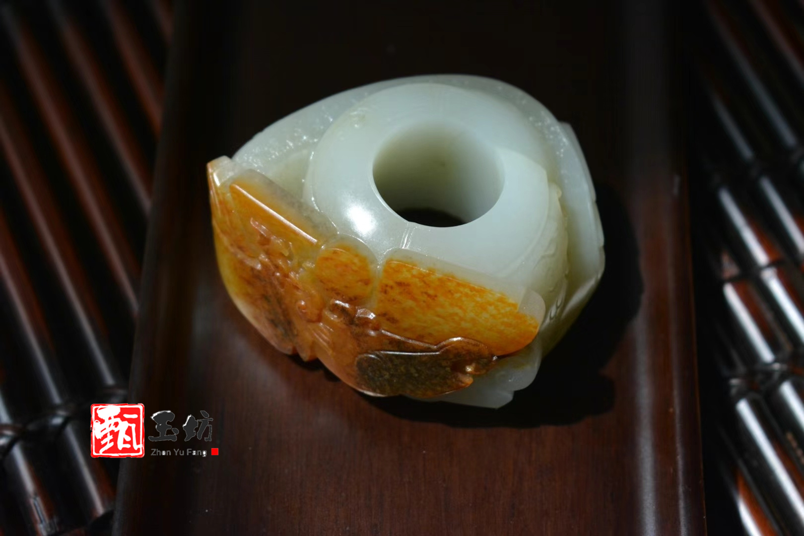 甄玉坊:收藏界受宠的和田玉扳指 "快马飞生耳后风,浮麋数肋中无空.