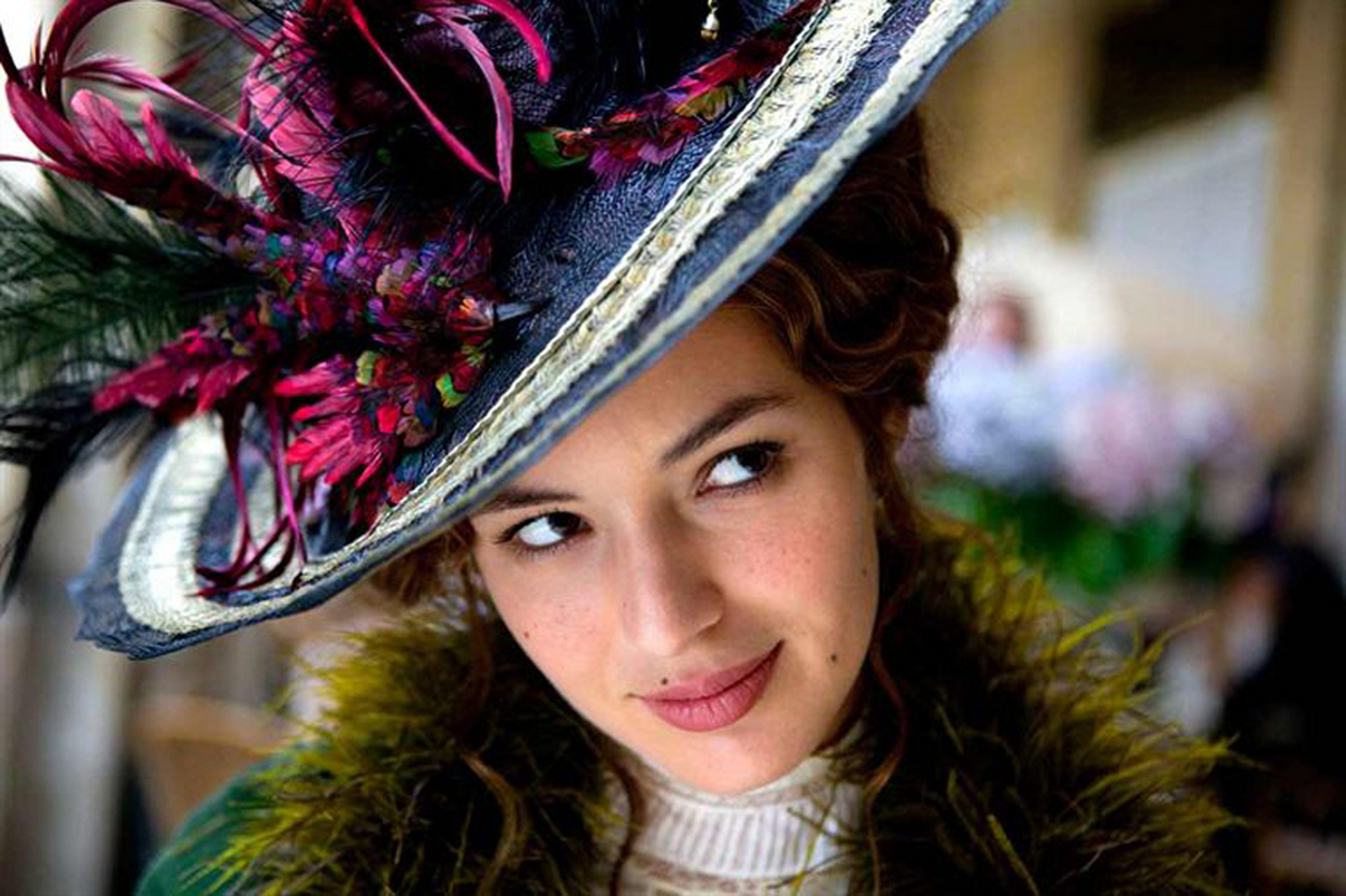 露易丝·布尔昆 louise bourgoin,法国演员,她最初是一位气象主播