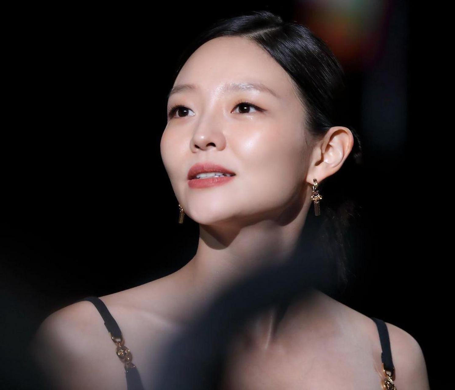 韩国模特,演员,身高172 的她虽然是模特选秀出道,但演技出众,不仅是