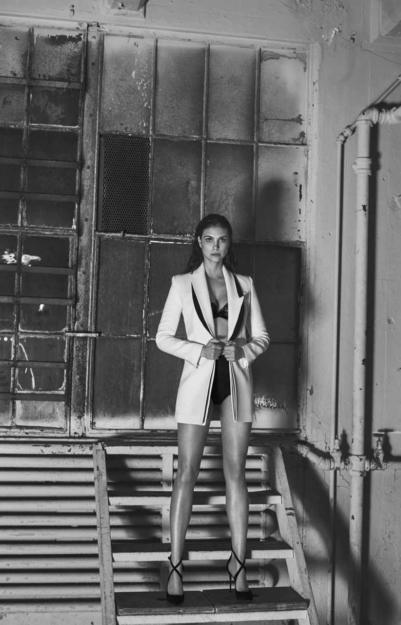 莫蕾娜·巴卡琳 morena baccarin,巴西演员,曾出演过多部科幻作品.