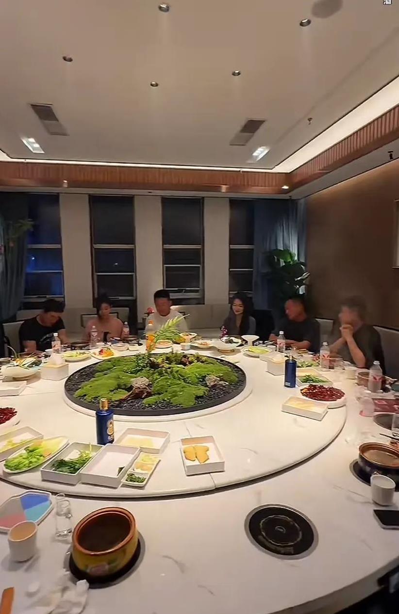 西安巨富小松哥的昨晚的一场饭局,他们团队的人心情都不太好