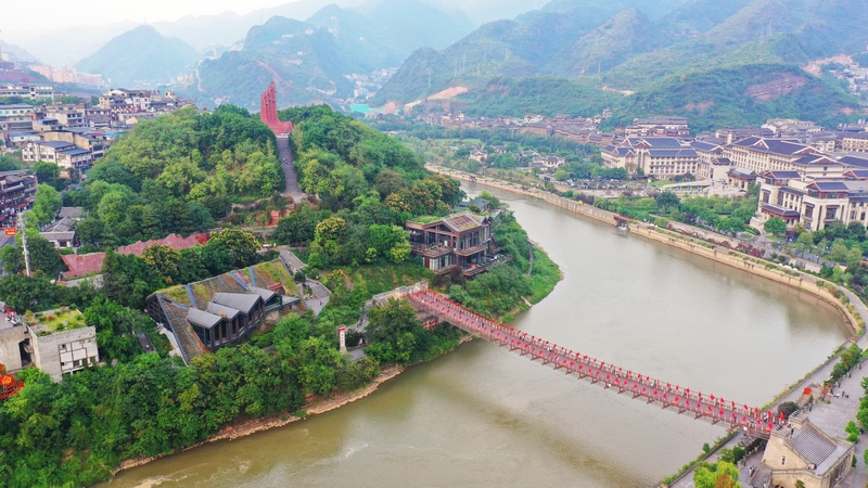 走进贵州省仁怀市茅台镇,红军四渡赤水纪念塔巍然耸立,红军桥上一面面
