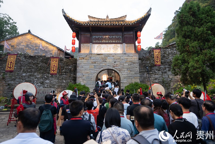 【贵州安顺:六百年屯堡焕新迎客】近日,贵州省安顺市云峰屯堡景区内