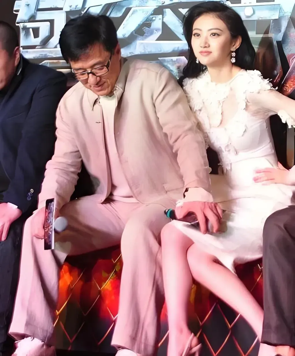 成龙果然德配其位,这是十几年前,景甜和成龙在上海,坐在一块参加电影