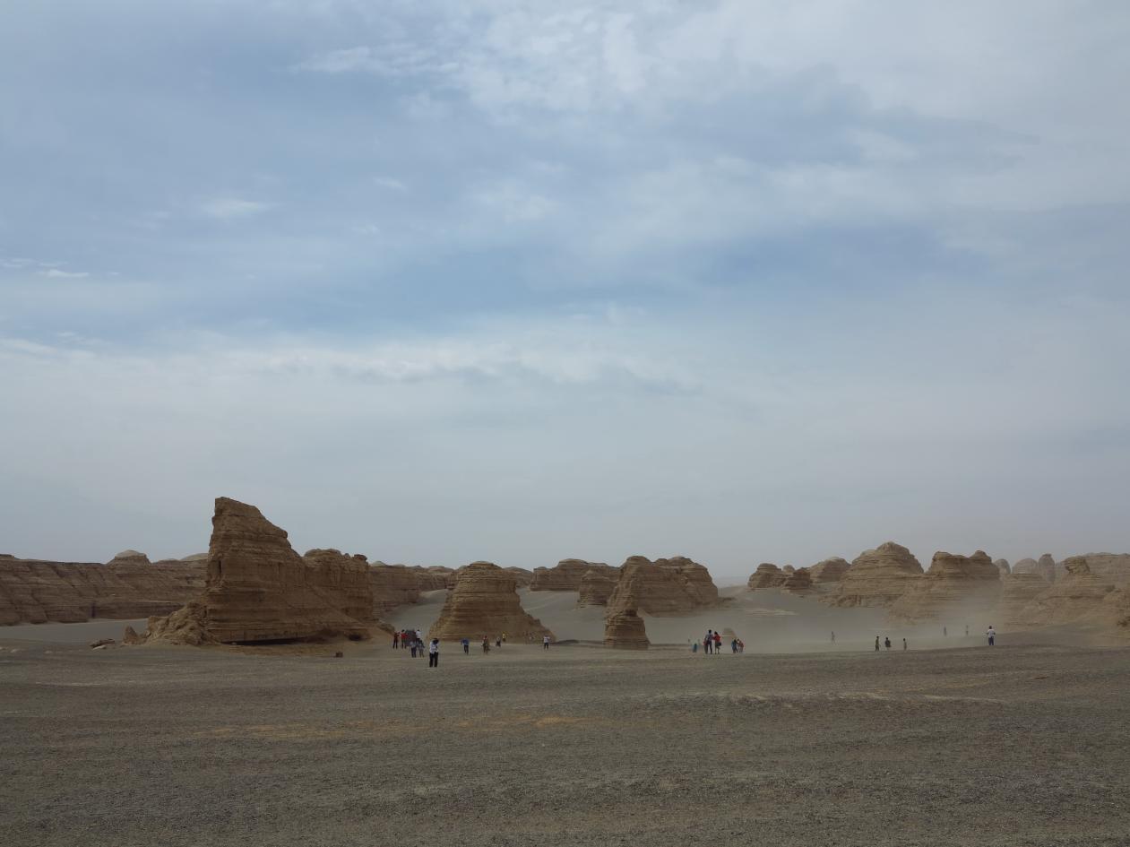 敦煌的雅丹地貌,是大自然历经漫长岁月精心雕琢的杰作,其形成时间之