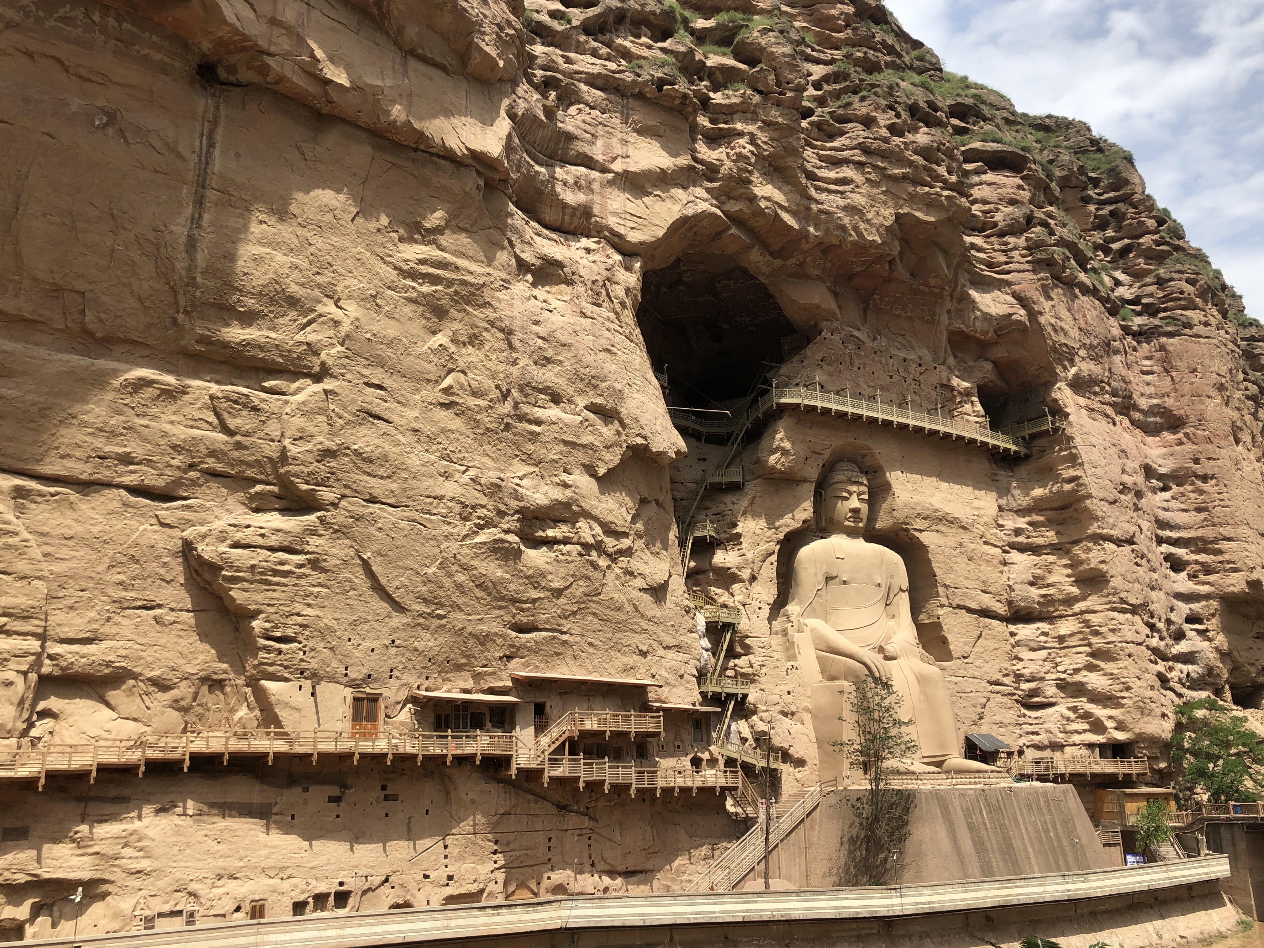 炳灵寺石窟,这座位于甘肃永靖县城西约50公里的积石山中的艺术瑰宝,以