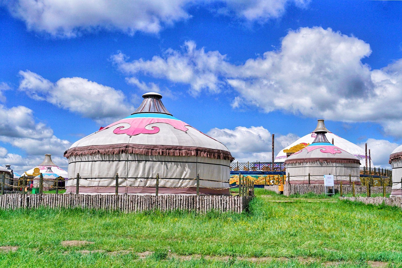 敖包,作为内蒙古大草原上的独特地标,通常位于高坡或丘陵之上,形状似