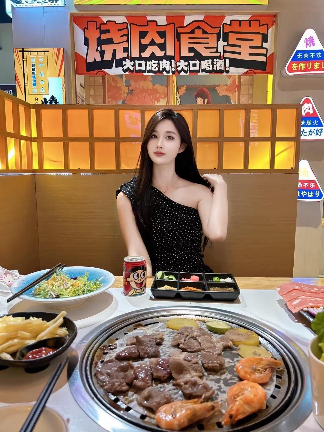 暖黄光晕在"烧肉食堂"的木质隔间里流淌成液态琥珀