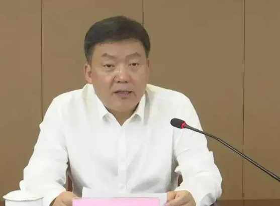 莒南的"一把手"黄慧林,在办公室里直接被带走,连茶杯都没来得及合上