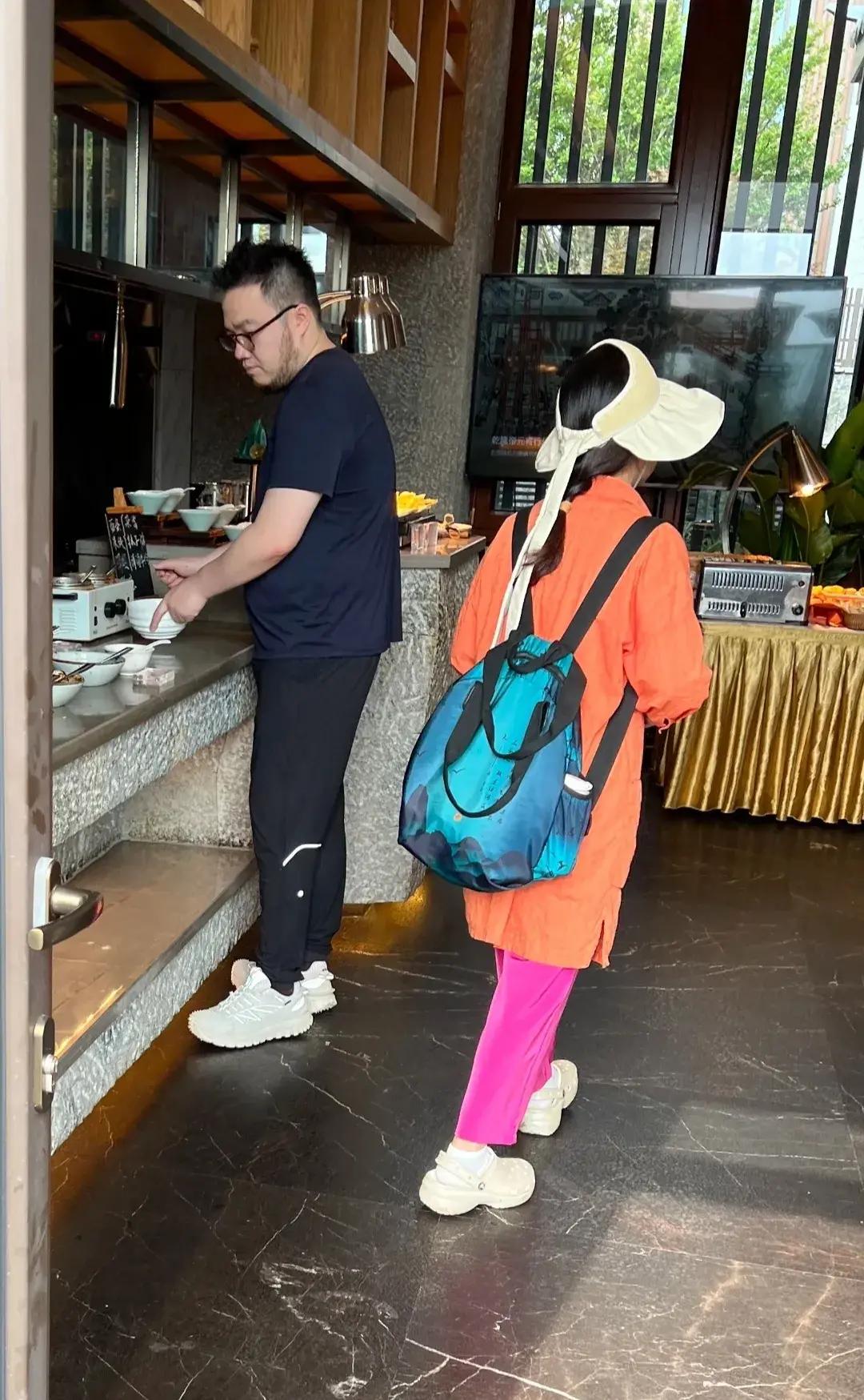 巴图身着黑色运动装皮肤白皙脸上蓄着浓密的胡须身形相较以往消瘦