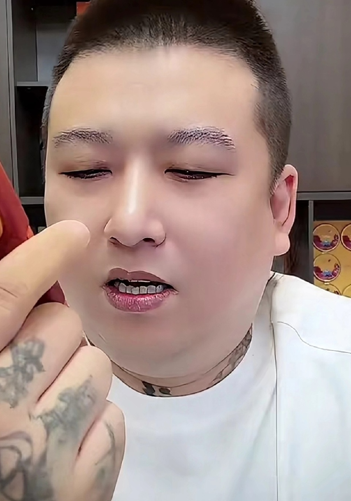 李四昨晚开播对着镜头直叹气我早说他迟早得栽这下好了号都快没