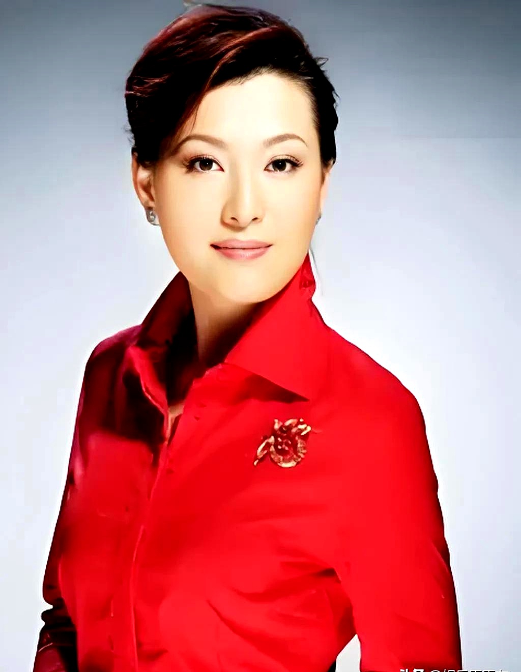 她能稳坐"十佳主持人"宝座这么多年,靠的可不是花瓶脸蛋