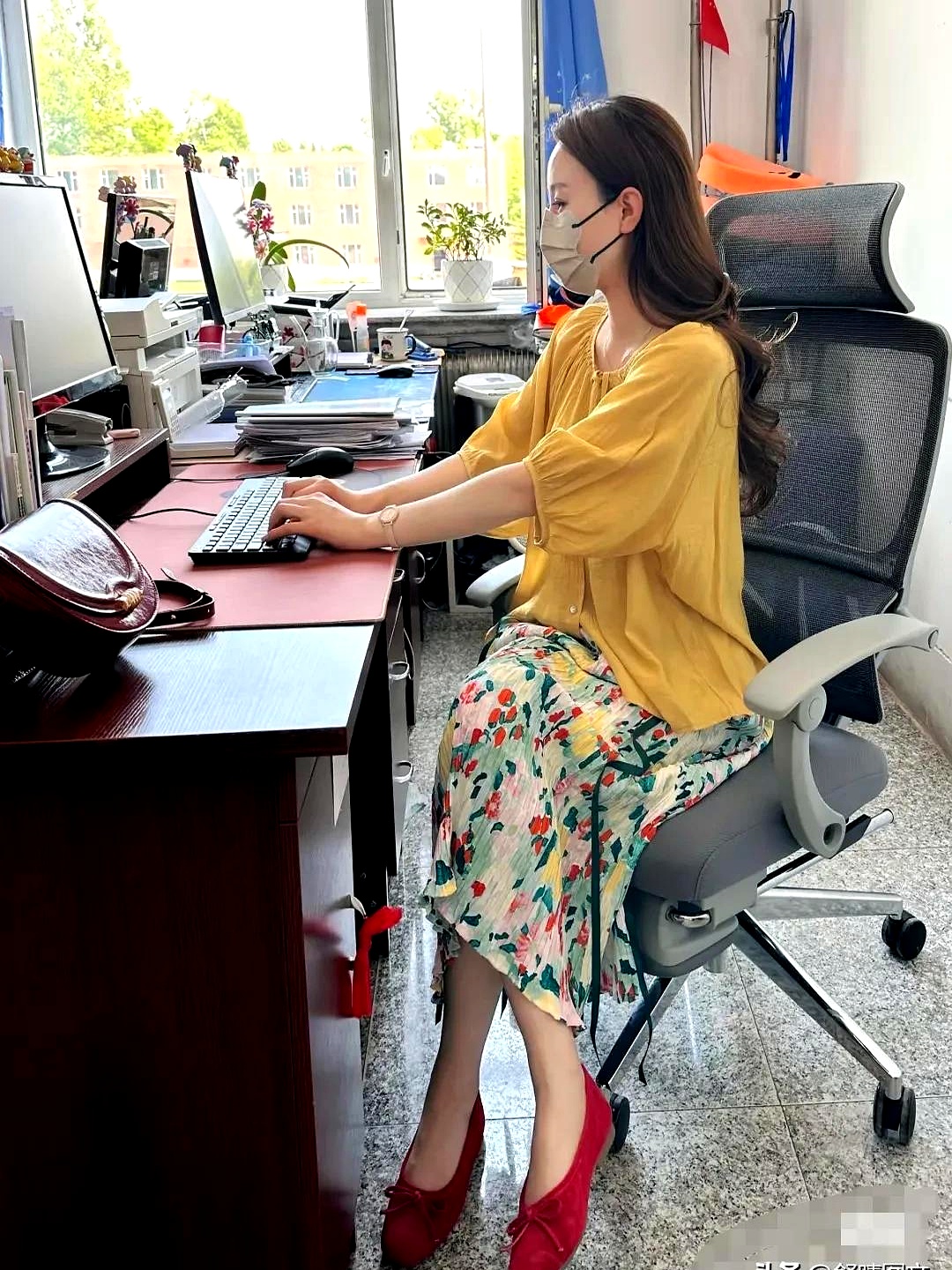 虽然算不上大美女,但穿衣品味确实很棒