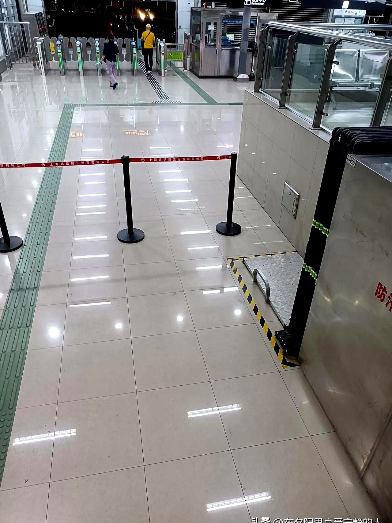 还没到站他就发消息说到了,可我根本没见人影